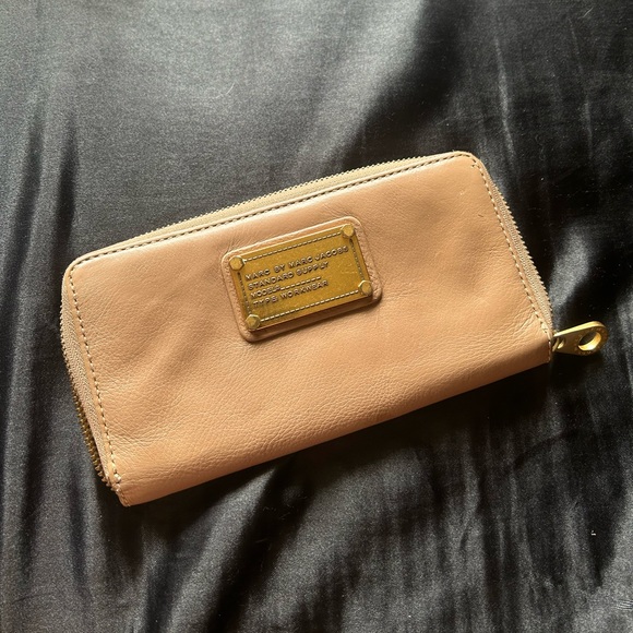 Marc By Marc Jacobs tan leather wallet - Picture 2 of 3